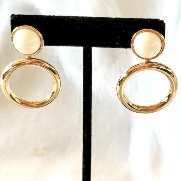 Vintage Signed Monet Gold Tone Circle Drop Earrings Creamy Ivory Cabochon Stone - Picture 1 of 14